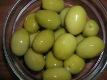 Green olives whole and pitted / Greek style black olives
