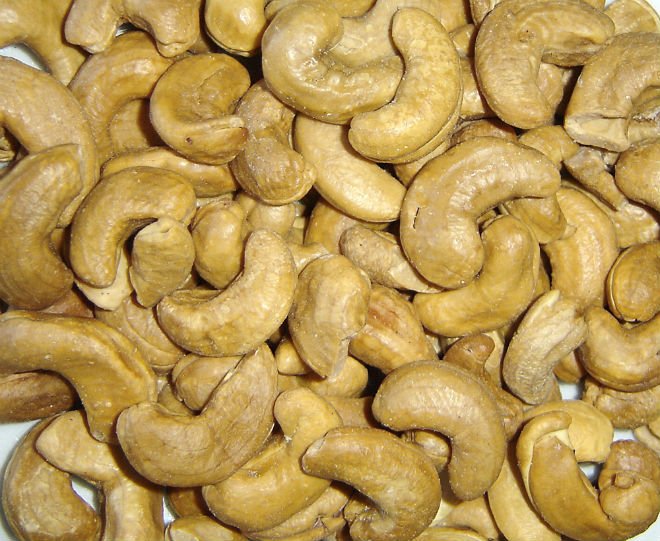 fresh and dried cashew nuts