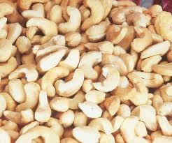 shelled and un shelled cashew nuts