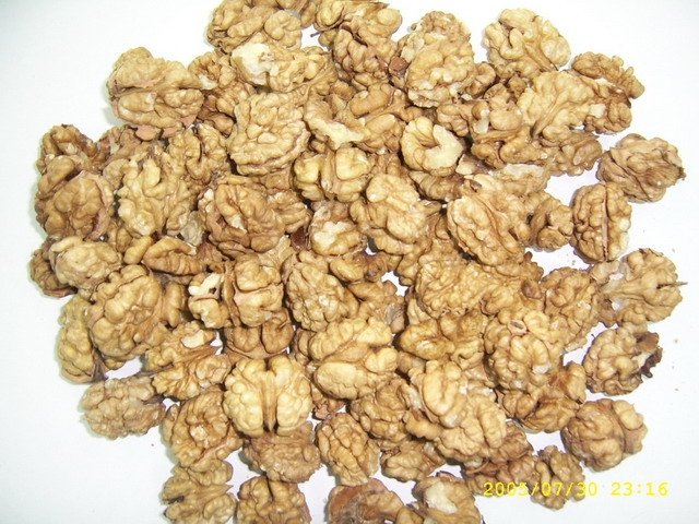 Almond, raisin, nut