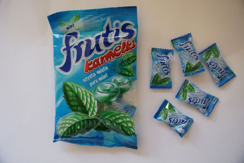 Hard mint flavoured caramels