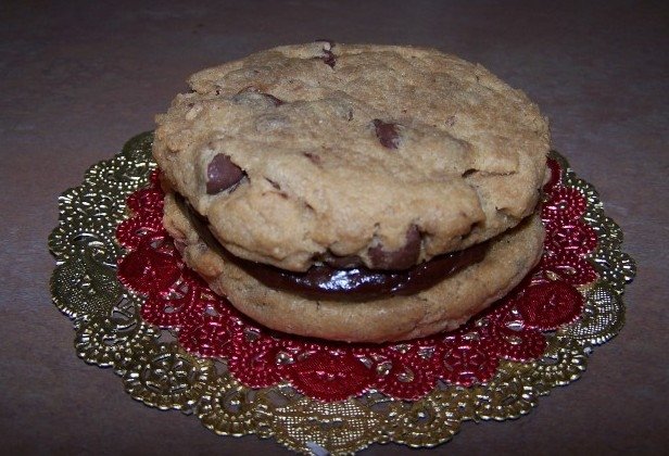  Cookie s-   Chocolate   Chip  Sandwich /  Chocolate  Fudge Filling $4.75
