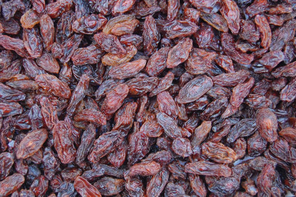 Red raisins ( with seeds )
