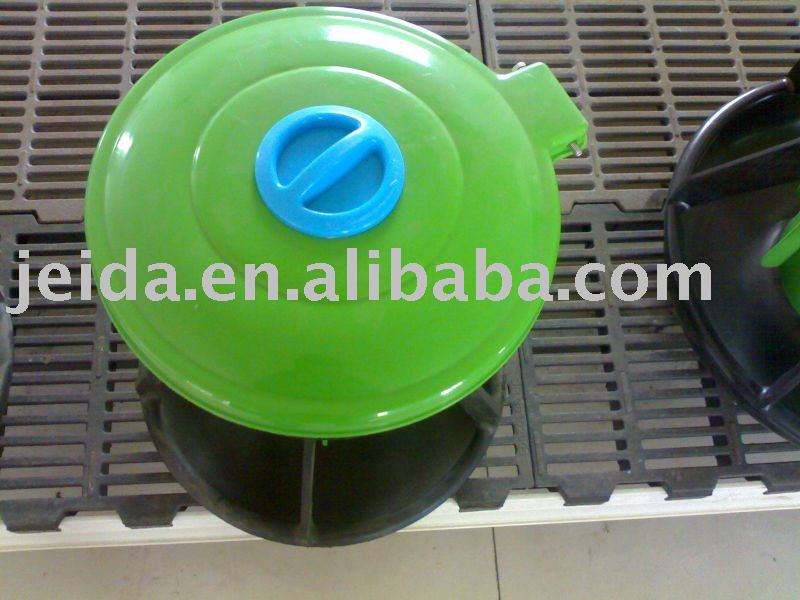 Plastic  Nursery  Feeder