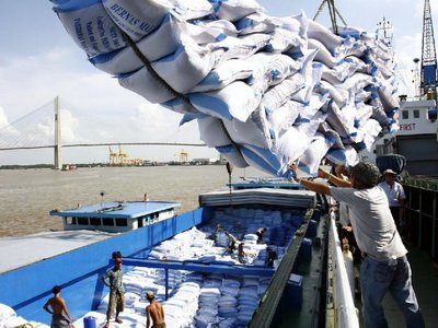 Loading rice