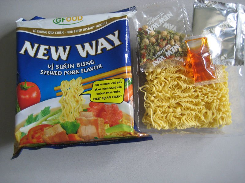 NON-FRIED INSTANT NOODLE WITH STEWED PORK FLAVOUR