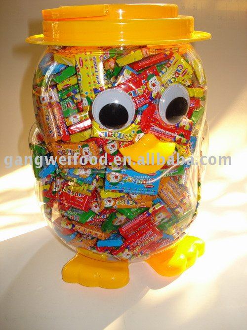  Bubble   gum  in penguin  toy 