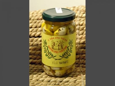 Marinated  Garlic   in  olive   oil 