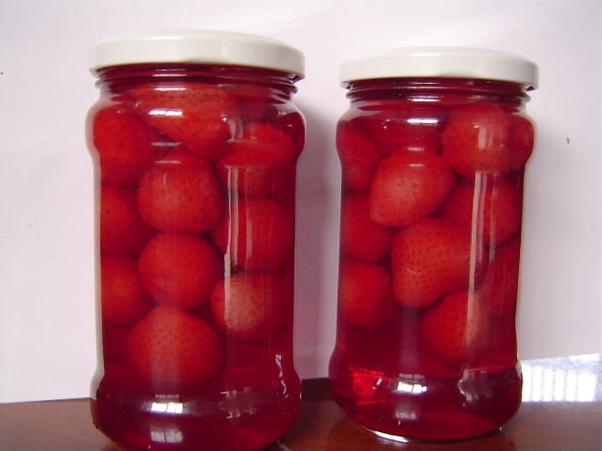 12/580ML jars strawberry in light syrup