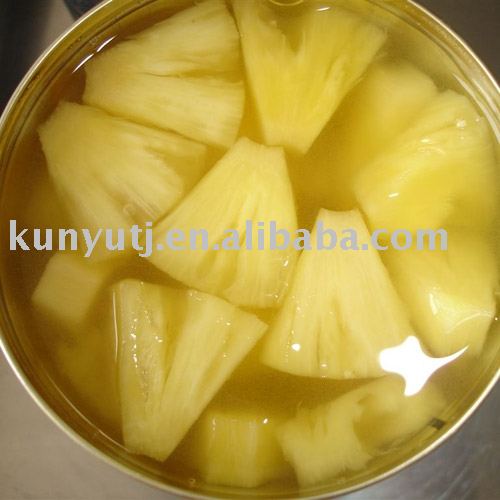 Canned pineapple in tidbits
