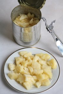 Pieced pineapples in light syrup