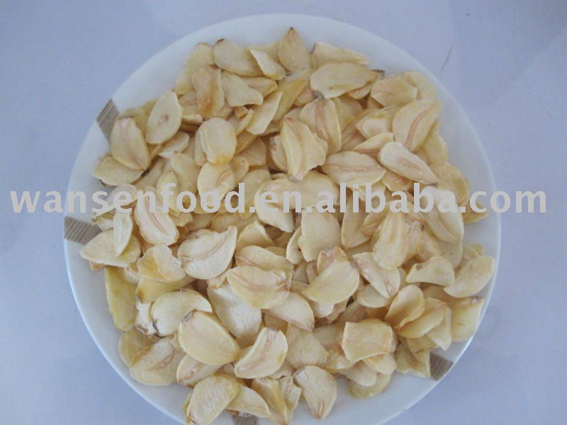 yellowish dehydrated garlic flakes