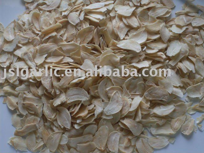 The white dehydrated garlic flakes