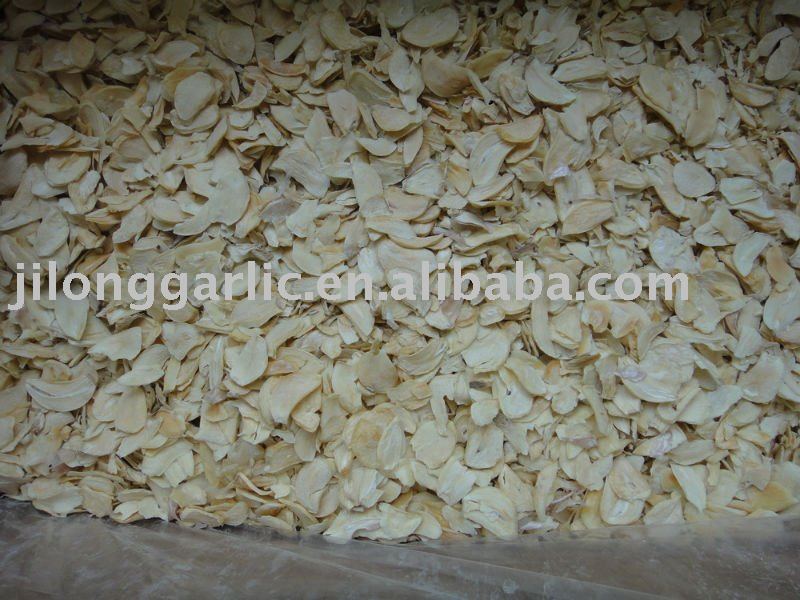 Dehydrated garlic flakes