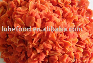 Dehydrated carrot flakes