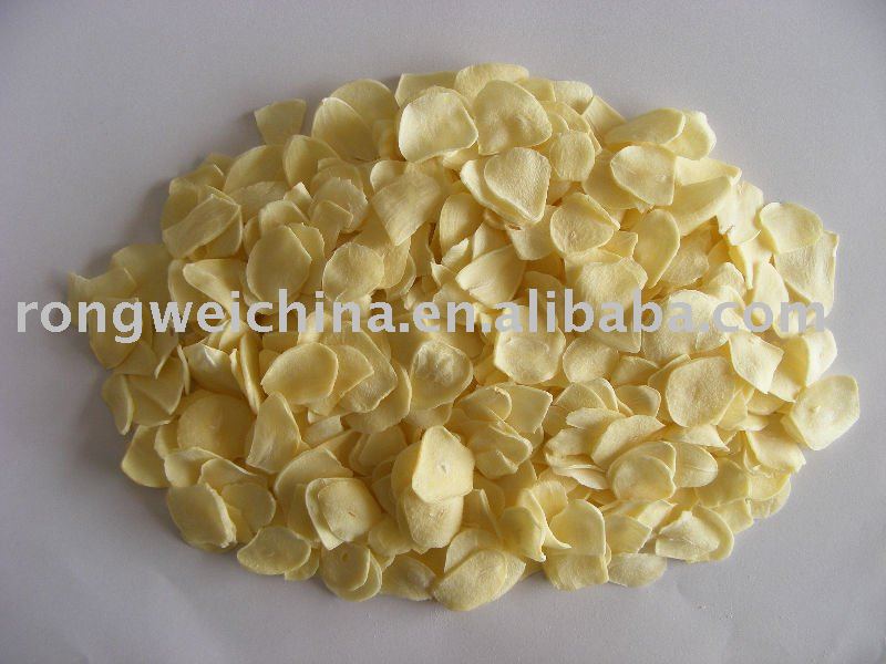 Dehytrated  garlic  flakes, first grade.