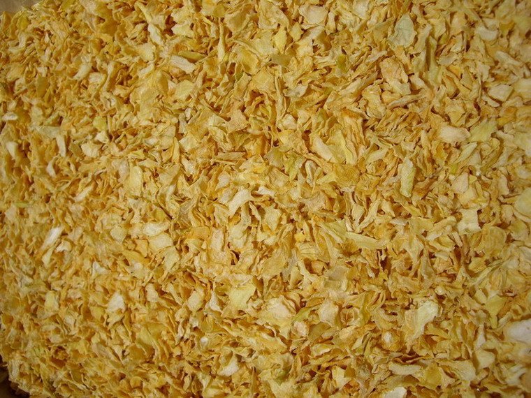 Dehydrated onin flakes