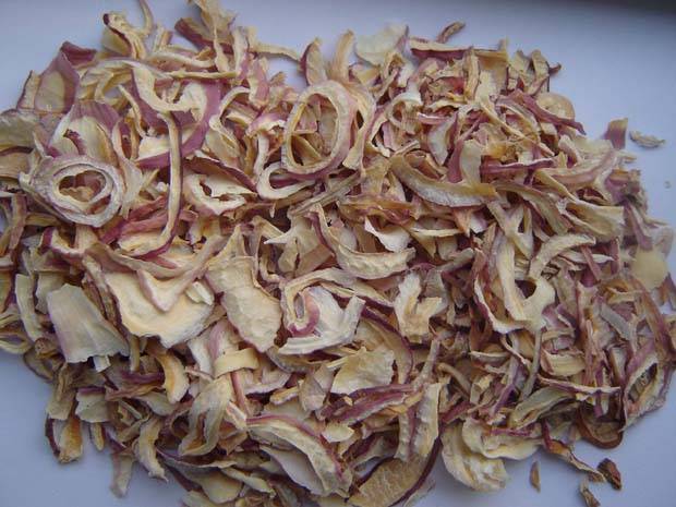 Dehydrated  red   onion   slice s