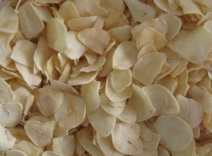 dehydrated garlic flakes