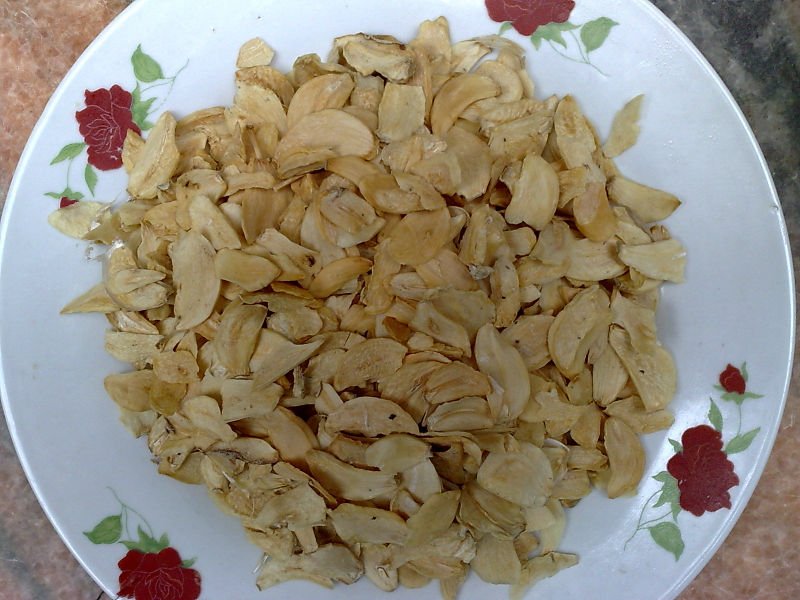 dry garlic flakes
