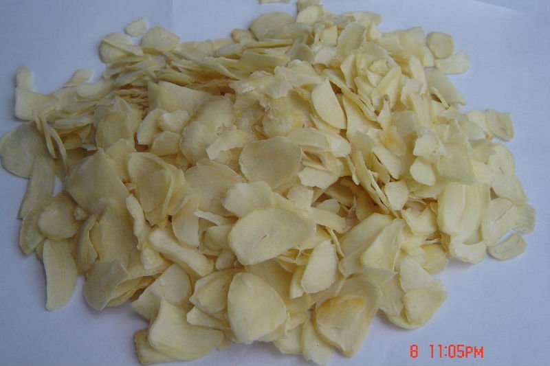 dried  garlic   flake s  without  root