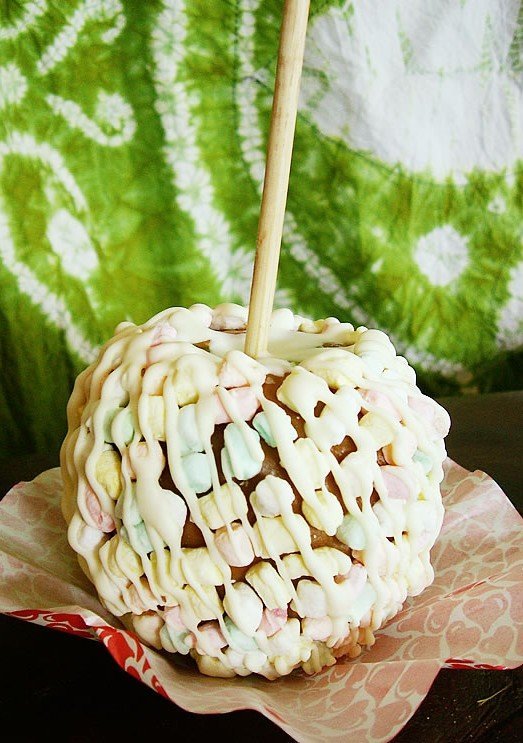 sweet desserts - Marshmallow Boulder Caramel Apple