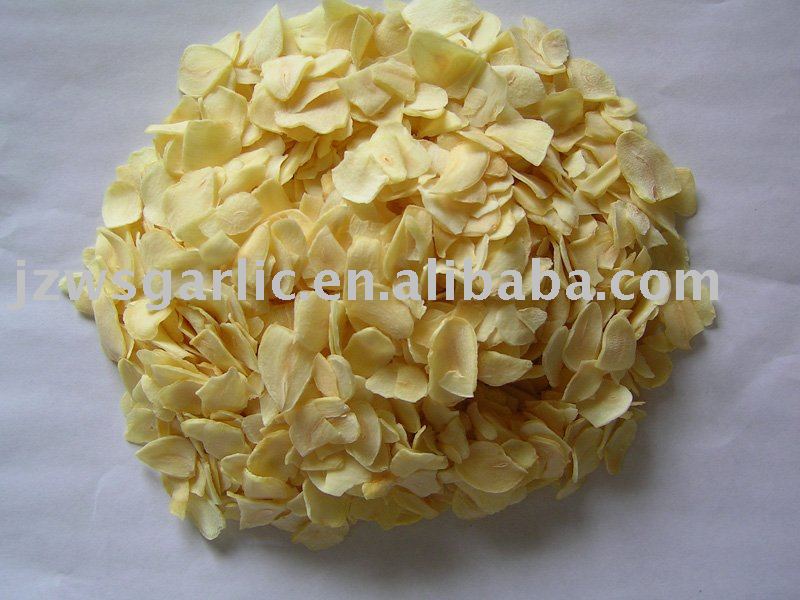 dehydrated garlic flakes