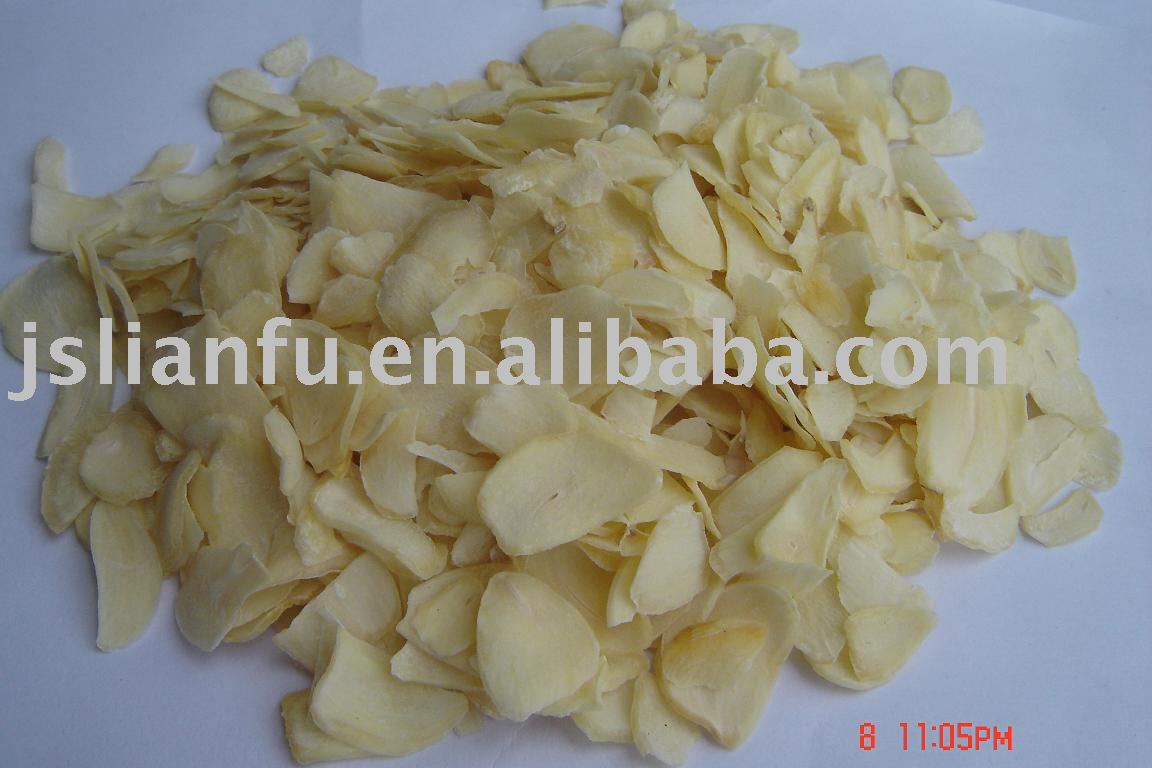 Dried garlic flakes