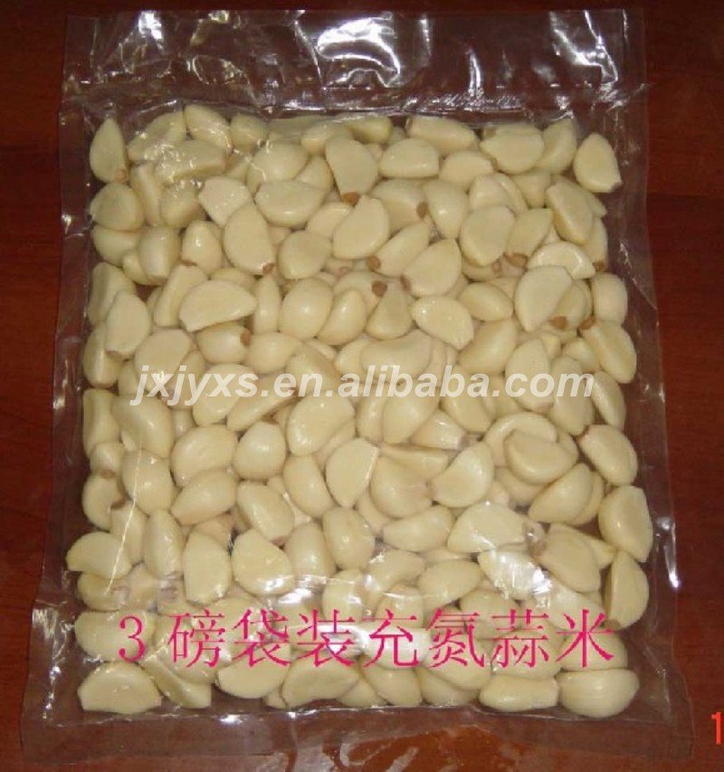 vacuumize packing peeled garlic