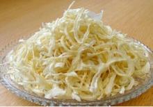 Dehydrated white onion sliced