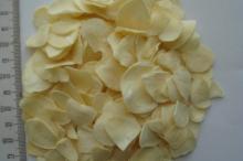 dehydrated garlic flakes
