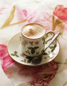 Non dairy creamer into coffee powder