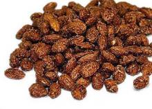 raw and roasted almond nuts