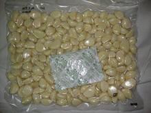 vaccum-packed peeled garlic