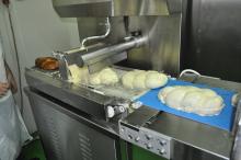 Chocolate tempering machine with coating belt