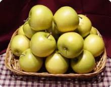 Fresh golden delicious apple
