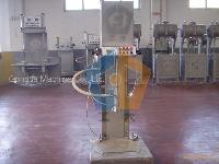 Filling machine with single head