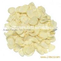 Dehydrated garlic flakes