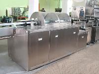 Full-automaticturn around type washing bottle machine