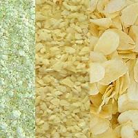 Dehydrated garlic flakes