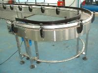 Swerving flat-top chain conveyor